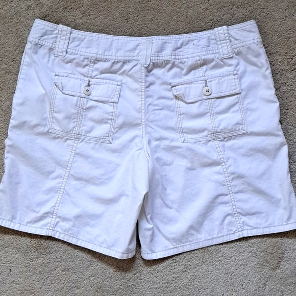 Size 17 white cargo shorts - Picture 2 of 7
